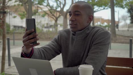 Glücklicher-Afroamerikanischer-Mann,-Der-Per-Smartphone-Einen-Videochat-Führt